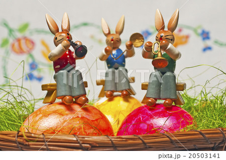 easter rabbit plays music easter rabbit plays music 20503141