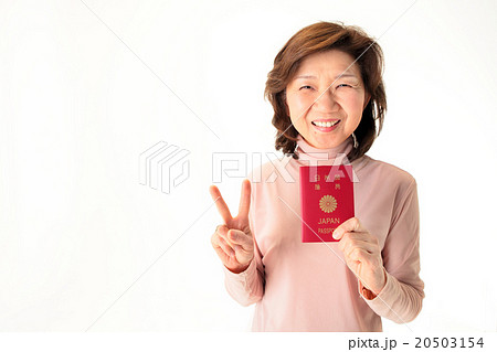 笑顔でパスポートを持つ女性の写真素材