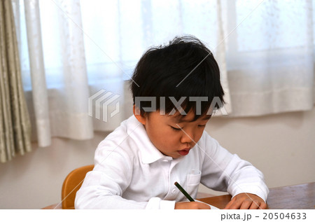テーブルで勉強する園児・男の子 20504633