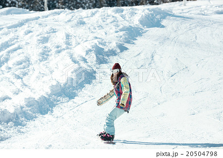 スノーボードを楽しむ女性 20504798