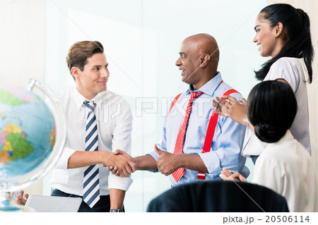 Business handshake in meeting 20506114