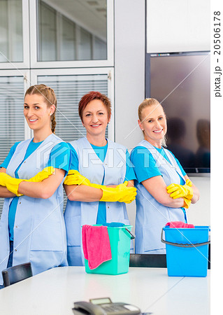 Cleaning brigade working in office 20506178