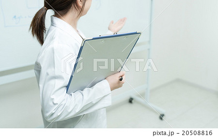 白衣の女性 白衣の女性 20508816