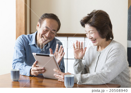 和室でくつろぐ夫婦 20508940