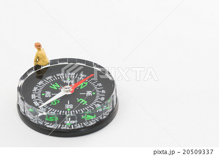 方位磁石と物思いにふける人 20509337