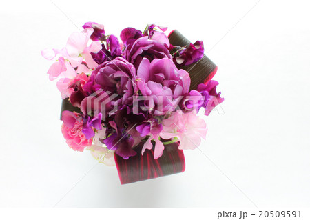 紫のチューリップとミニバラとスイートピーのアレンジ(横 全体 ミニバラ左) 紫のチューリップとミニバラとスイートピーのアレンジ(横 全体 ミニバラ左) 20509591