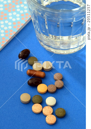 お薬手帳と飲み薬とサプリメント お薬手帳と飲み薬とサプリメント 20511257