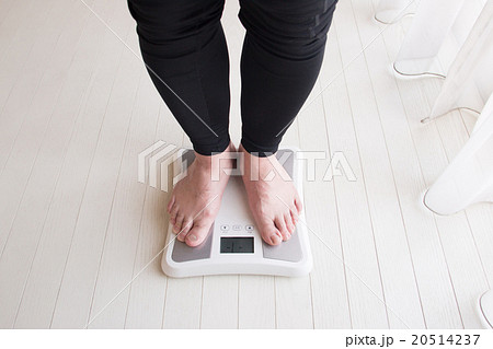 体重計に乗る男性 体重計に乗る男性 20514237