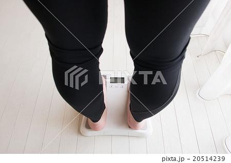 体重計に乗る男性 体重計に乗る男性 20514239
