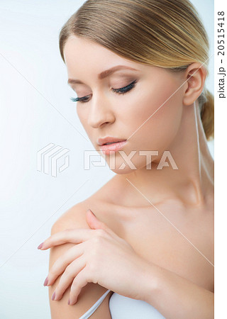 Beautiful woman looking aside  20515418