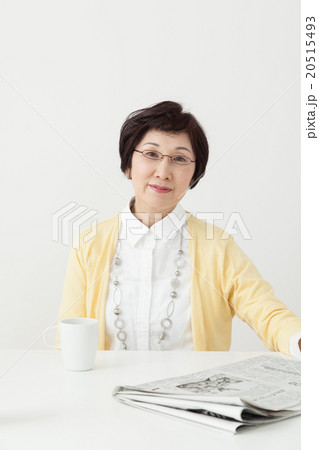 新聞を読むミドル女性　お母さん 20515493