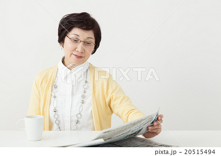 新聞を読むミドル女性　お母さん 20515494