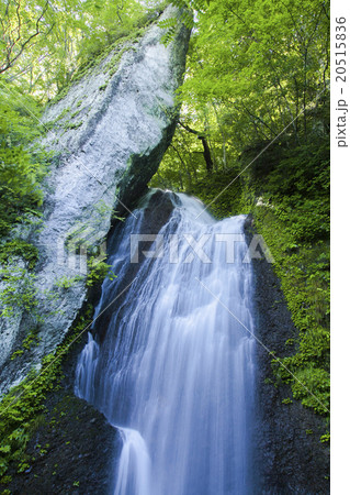 岩峰と滝 20515836