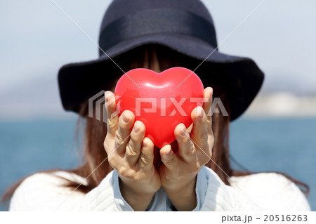 ハートを持つ女性 20516263