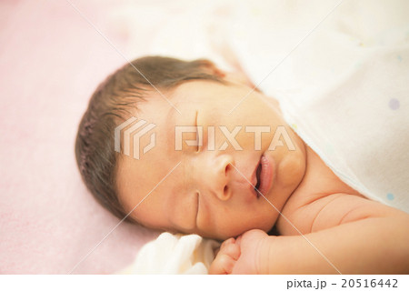 すやすや眠る新生児 20516442