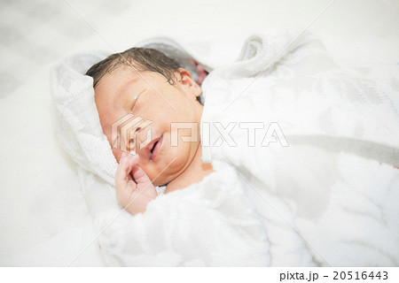 湯上りに眠る新生児 20516443