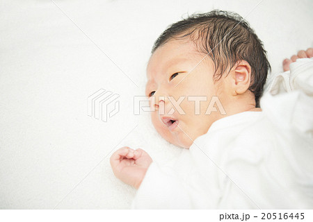 お着替え中の新生児 20516445