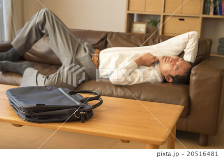 ソファで疲れて寝るサラリーマン 20516481