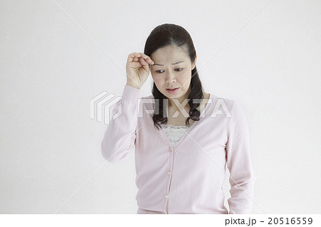 40代女性、めまい、頭痛、心労、のポーズ 40代女性、めまい、頭痛、心労、のポーズ 20516559