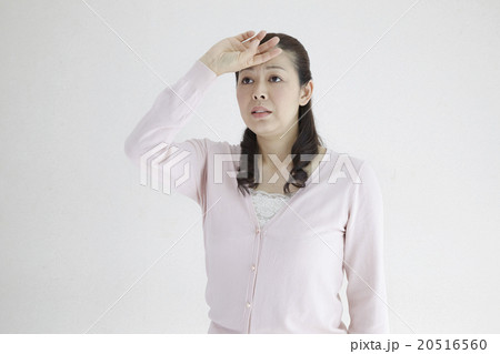40代女性、発熱、めまいのポーズ 20516560
