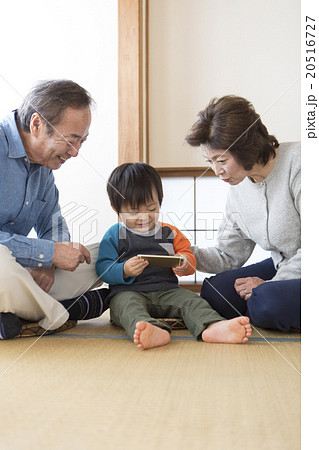 シニア夫婦と孫 20516727