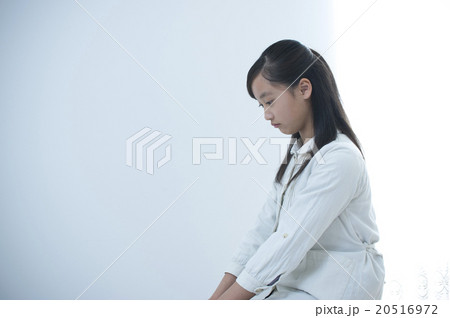 落ち込む中学生 20516972