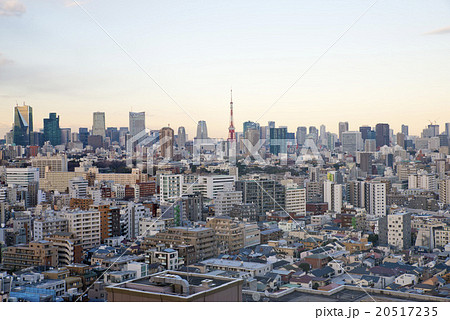 夕暮れの東京 ビル群 東京都 都市の写真素材