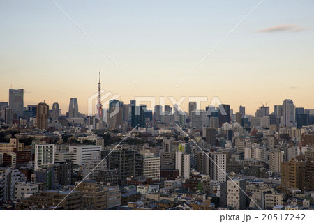 夕暮れの東京 ビル群 東京都 都市の写真素材