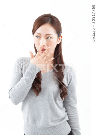 驚く若い女性 驚く若い女性 20517769