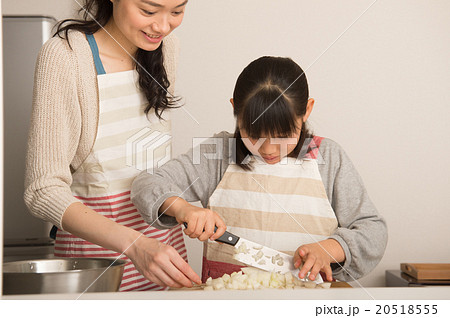 玉ねぎのみじん切りをする女の子 20518555