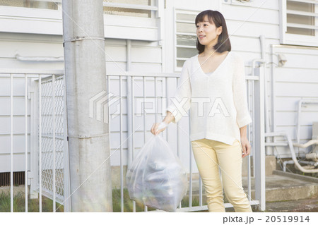 ゴミ出しをする女性 20519914