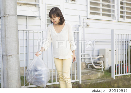 ゴミ出しをする女性 20519915