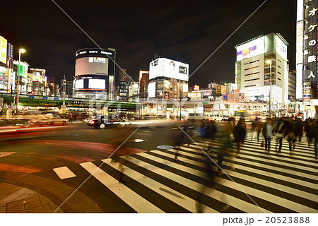 夕方の新宿大ガード西交差点の写真素材 5238