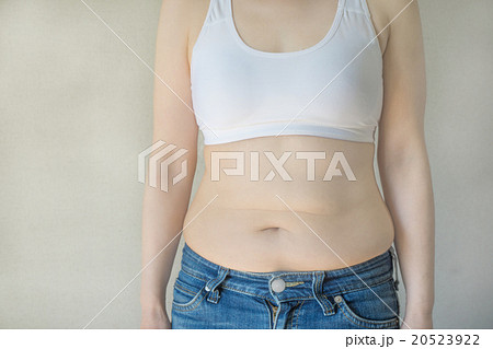 女性のぽっちゃりおなか 女性のぽっちゃりおなか 20523922