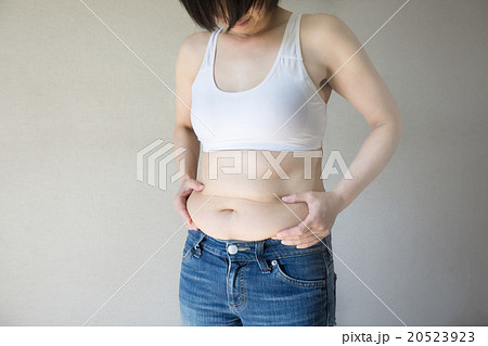 女性のぽっちゃりおなか 女性のぽっちゃりおなか 20523923