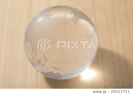 地球儀と木材素材 20527751