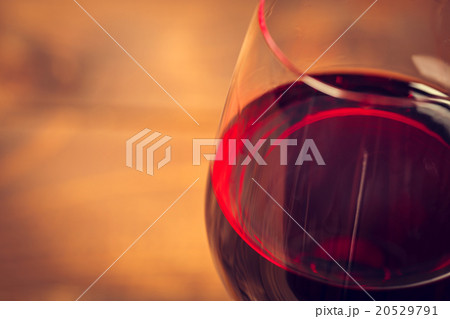 Macro of a glass of wine with shallow focus  20529791