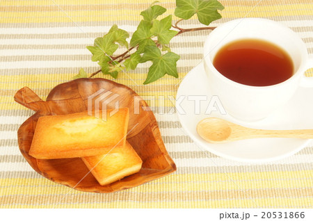 焼き菓子フィナンシェと紅茶 20531866