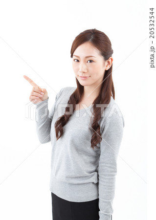 指差しする若い女性 20532544