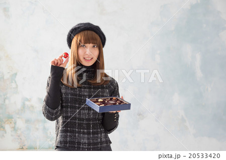 チョコレートを持つ女性 20533420