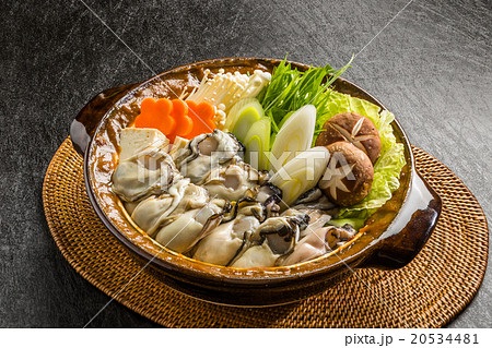 一般的な牡蠣の土手鍋 japanese Oyster Miso Hot Pot 一般的な牡蠣の土手鍋 japanese Oyster Miso Hot Pot 20534481