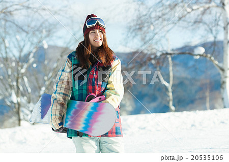 ゲレンデでスノーボードを楽しむ女性 20535106