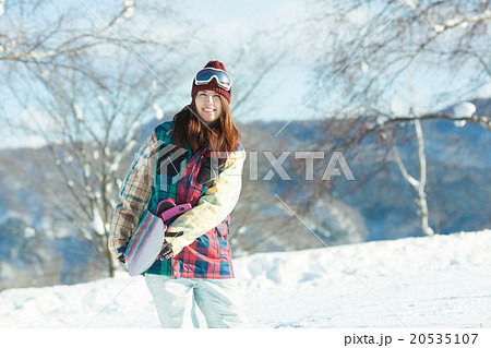 ゲレンデでスノーボードを楽しむ女性 20535107