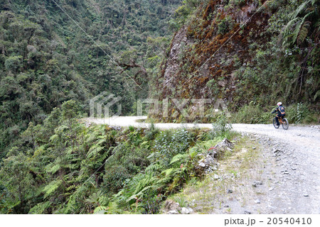 ボリビア デスロード ガードレールの無い砂利道 ボリビア デスロード ガードレールの無い砂利道 20540410
