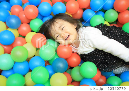 ボールプールで遊ぶ赤ちゃん(1歳児) 20540779