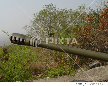 カンボジア内戦の傷跡〜戦車の砲塔(バタンバン/カンボジア) カンボジア内戦の傷跡〜戦車の砲塔(バタンバン/カンボジア) 20541478