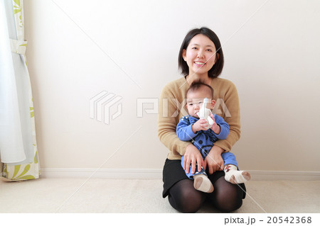 ママと0歳の赤ちゃん ママと0歳の赤ちゃん 20542368