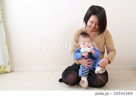 ママと0歳の赤ちゃん ママと0歳の赤ちゃん 20542369