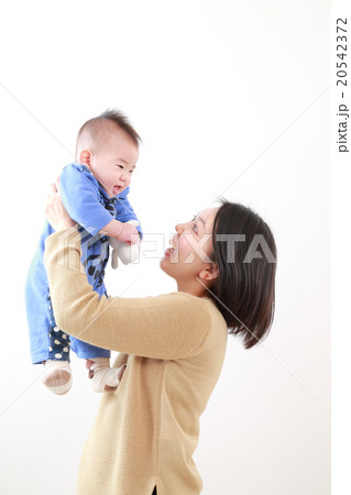 ママと遊ぶ0歳の赤ちゃん ママと遊ぶ0歳の赤ちゃん 20542372