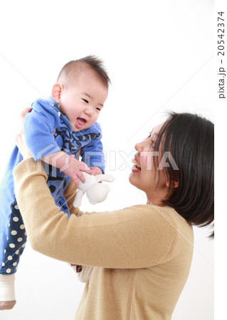 ママと遊ぶ0歳の赤ちゃん ママと遊ぶ0歳の赤ちゃん 20542374